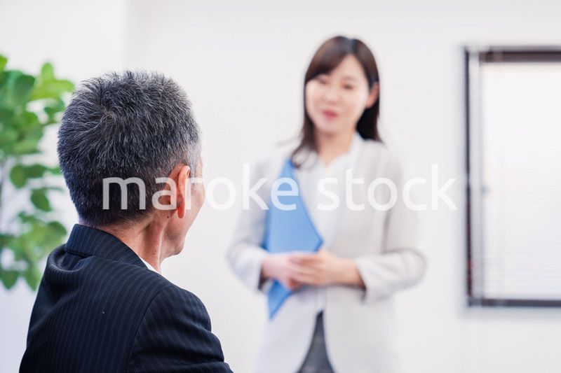 女性秘書と笑顔で話す男性