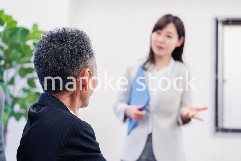 女性秘書と笑顔で話す男性