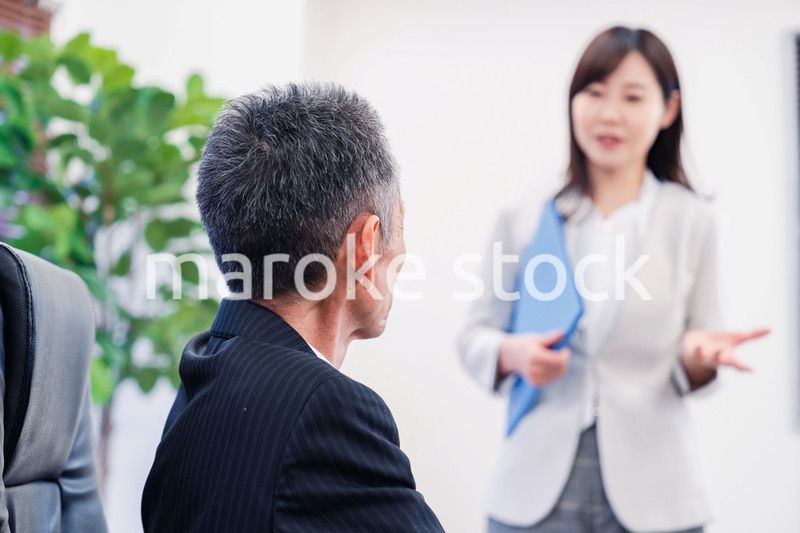 女性秘書と笑顔で話す男性