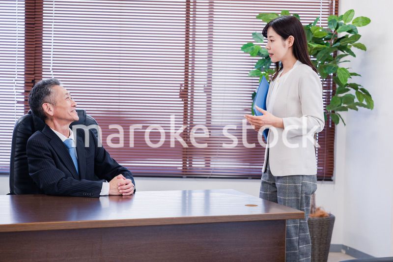 女性秘書と笑顔で話す男性