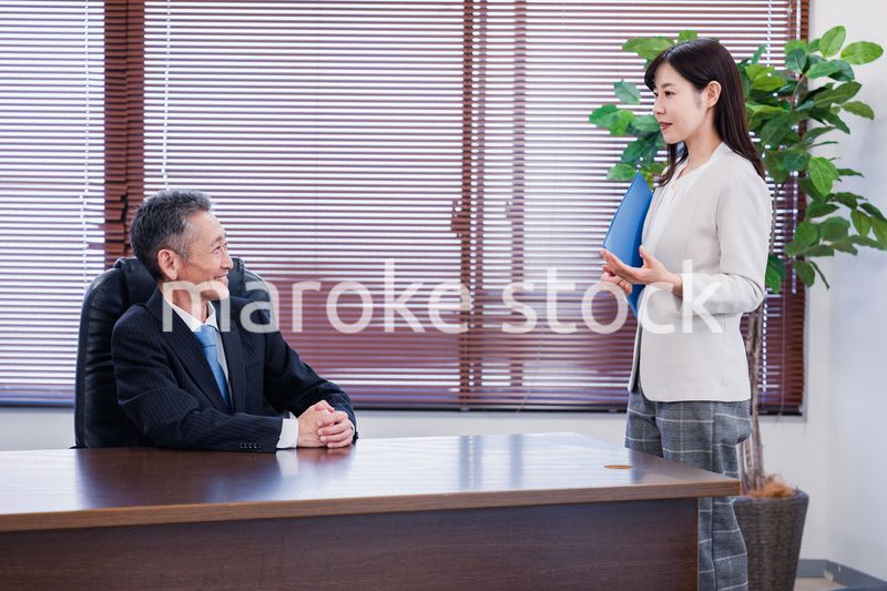 女性秘書と笑顔で話す男性