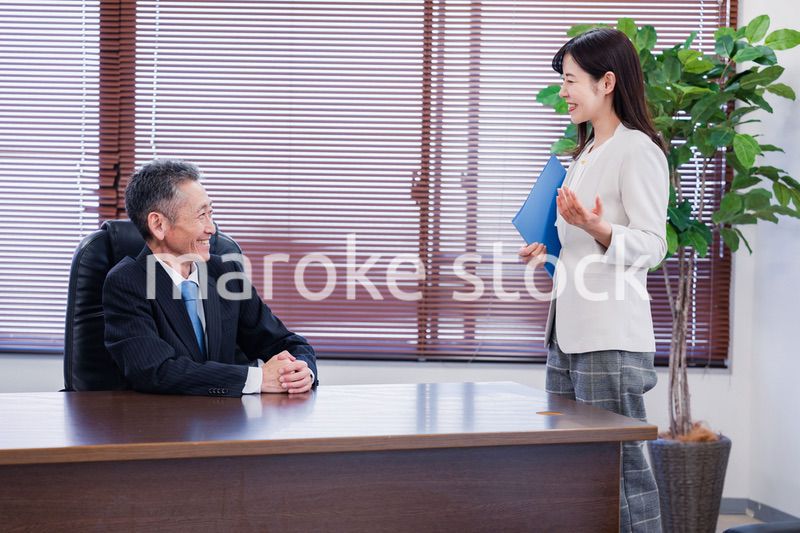 女性秘書と笑顔で話す男性