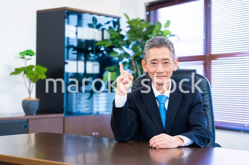 指をさす役員の男性