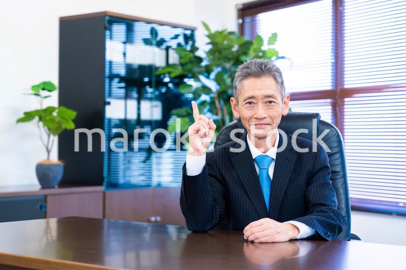 指をさす役員の男性