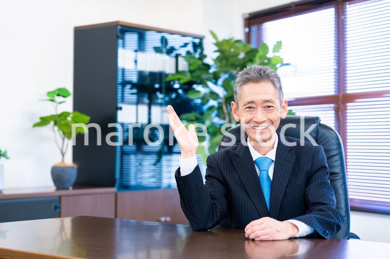 指をさす役員の男性