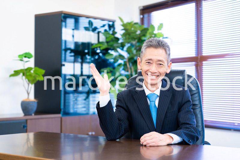指をさす役員の男性
