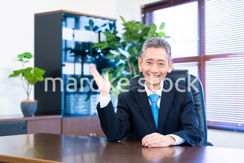 指をさす役員の男性