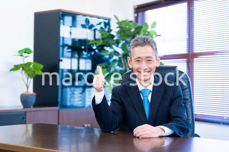 グッドサインをする経営者