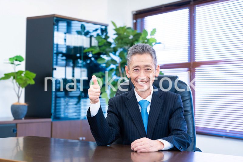 グッドサインをする経営者