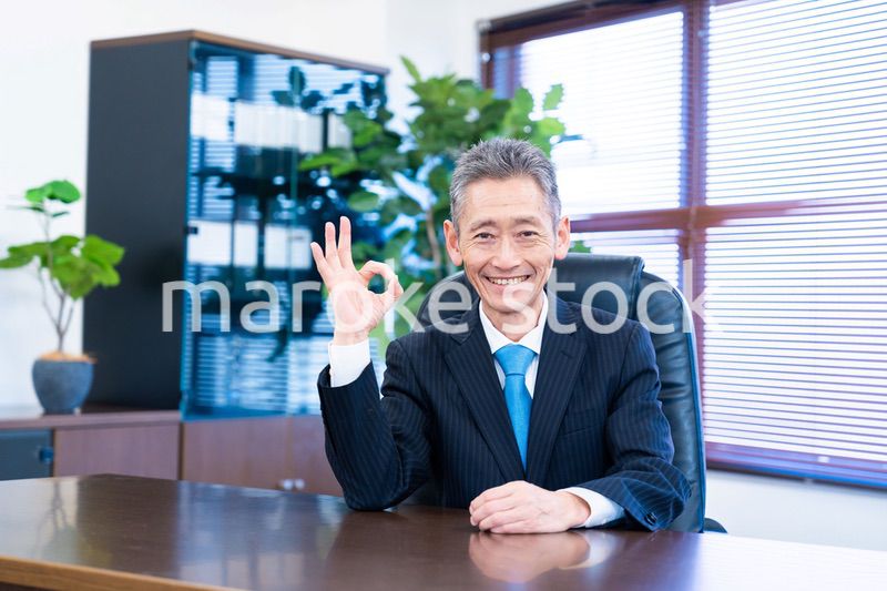 グッドサインをする経営者