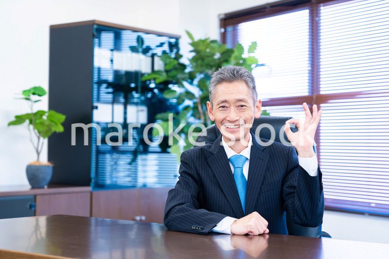 グッドサインをする経営者