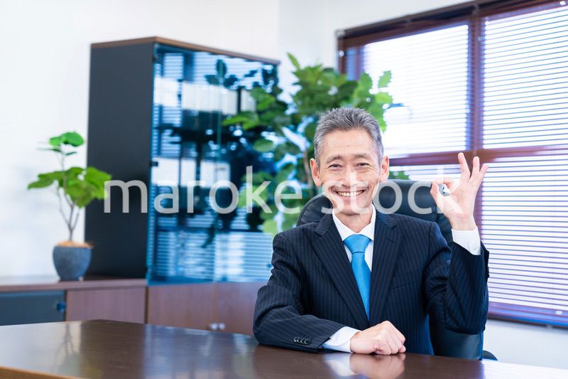 グッドサインをする経営者