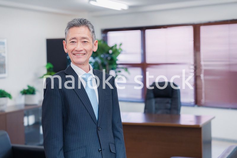 役員室で腕を組む経営者