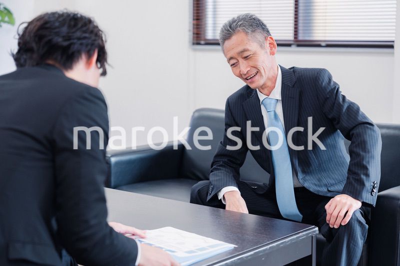 商談をする2人のビジネスマン