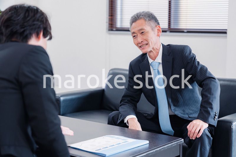 商談をする2人のビジネスマン