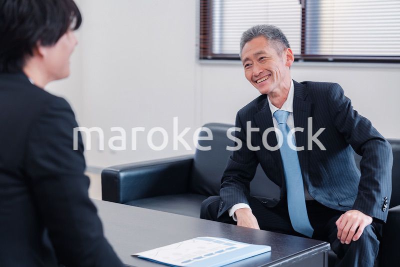 商談をする2人のビジネスマン