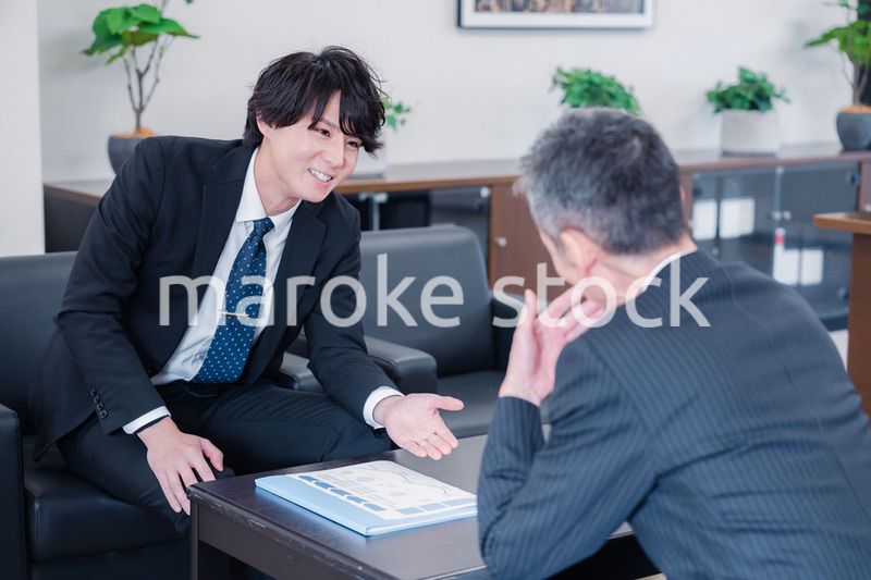 商談をする2人のビジネスマン