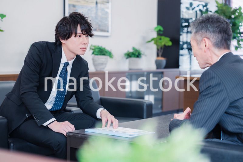 商談をする2人のビジネスマン