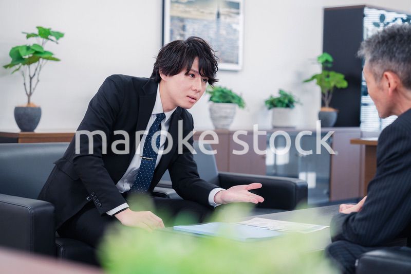 商談をする2人のビジネスマン