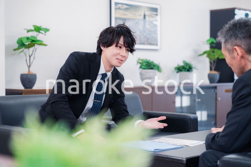 商談をする2人のビジネスマン