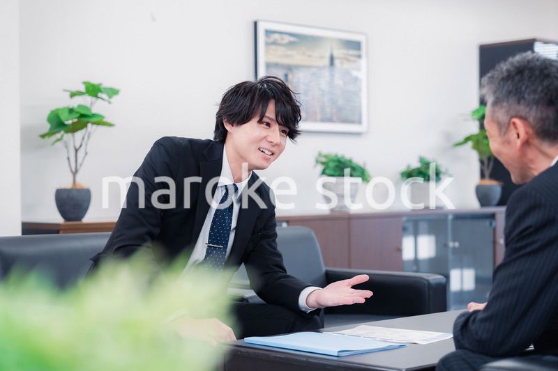 商談をする2人のビジネスマン