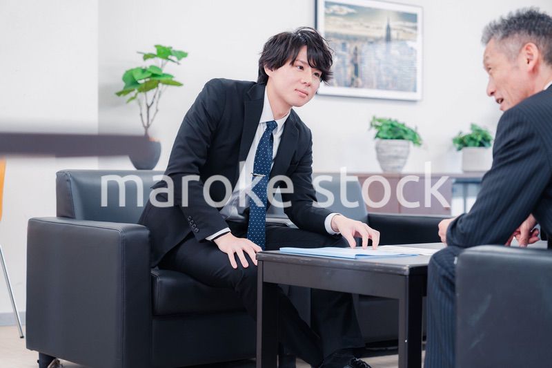 商談をする2人のビジネスマン