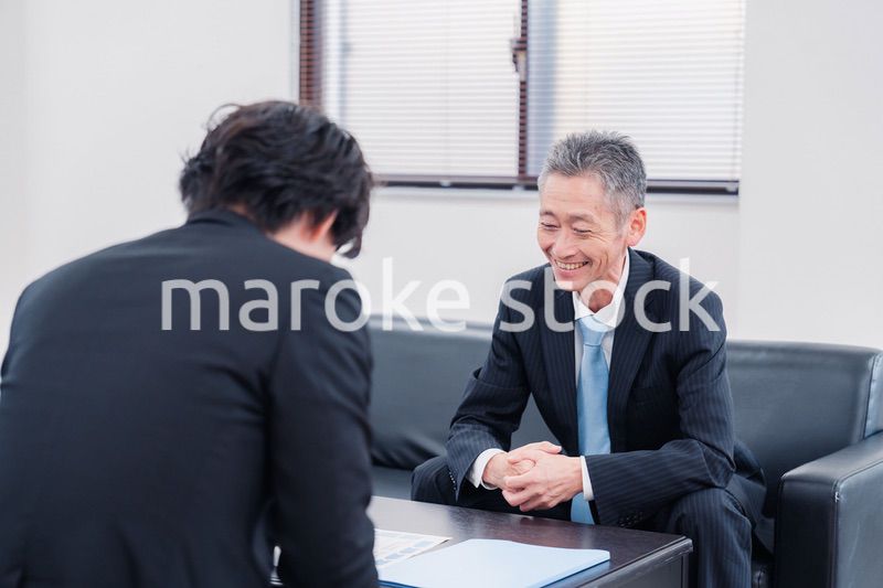 商談をする2人のビジネスマン