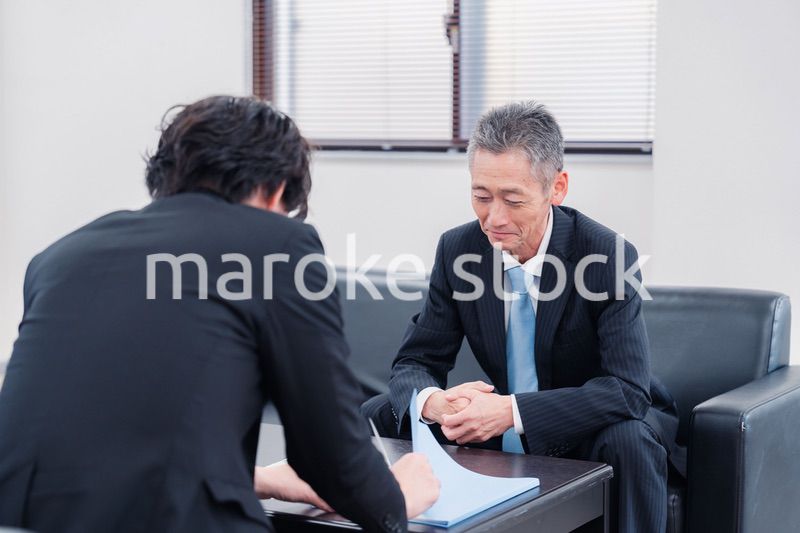 商談をする2人のビジネスマン