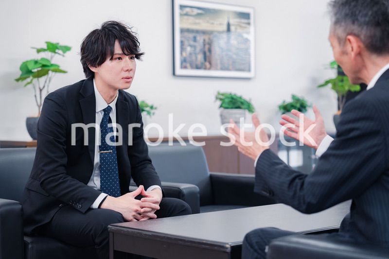 商談をする2人のビジネスマン