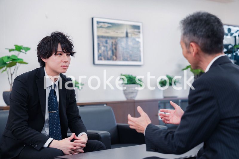 商談をする2人のビジネスマン