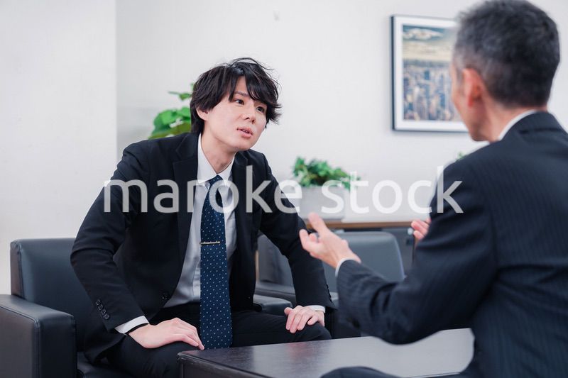 商談をする2人のビジネスマン