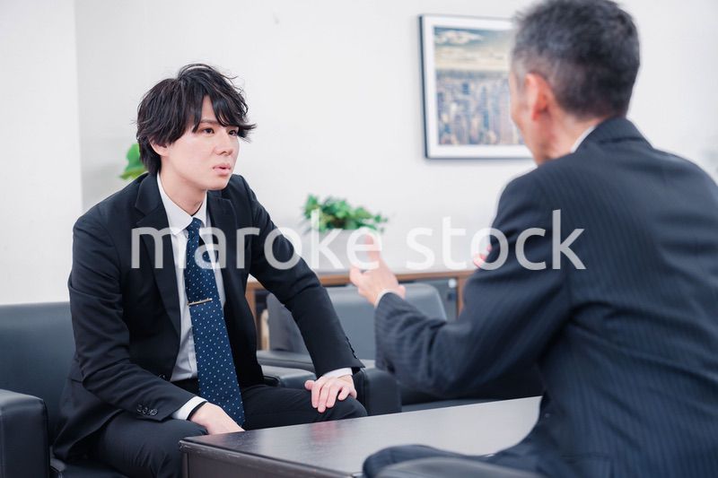 商談をする2人のビジネスマン