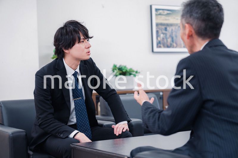 商談をする2人のビジネスマン