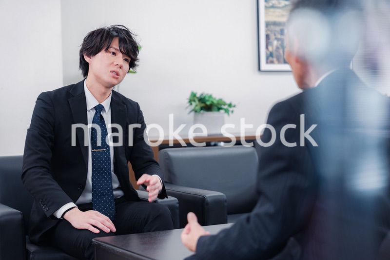 商談をする2人のビジネスマン