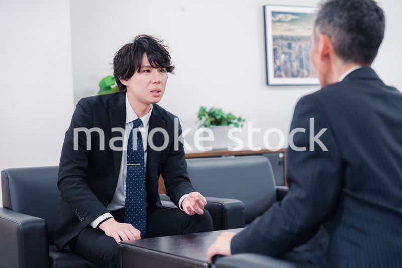 商談をする2人のビジネスマン