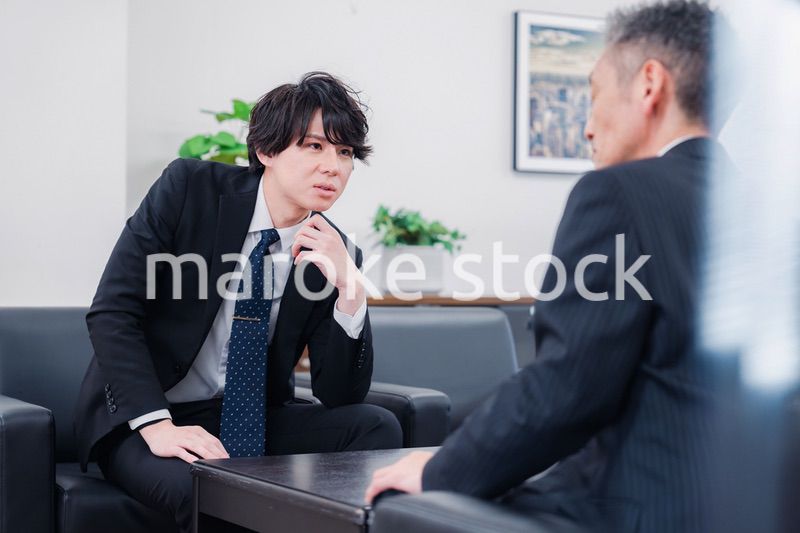 商談をする2人のビジネスマン