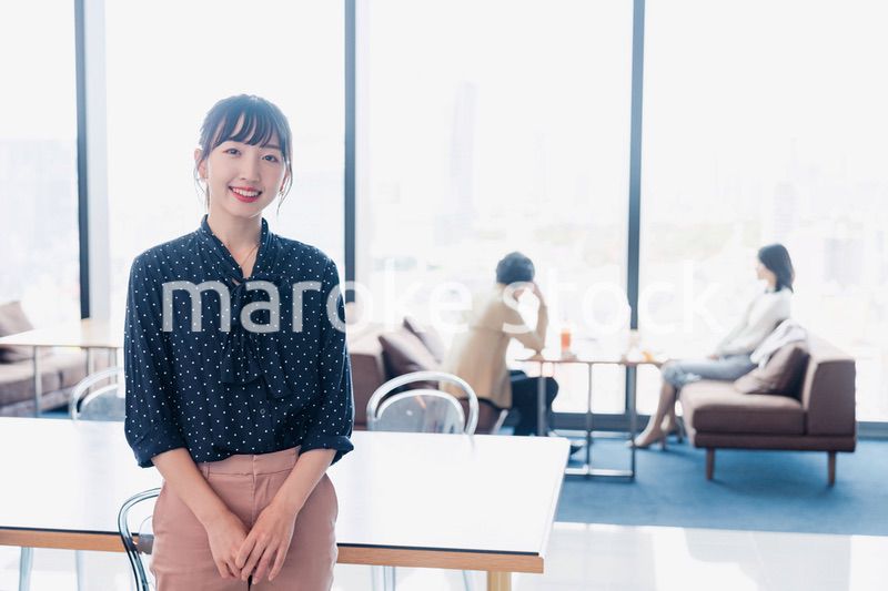 ホテルのラウンジフロアでリラックスをする女性