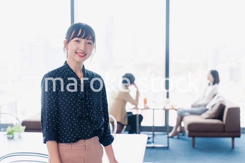 ホテルのラウンジフロアでリラックスをする女性