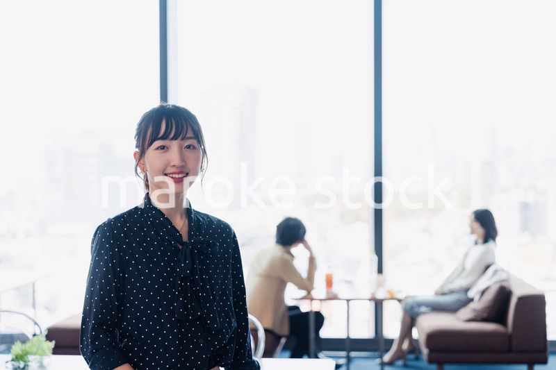 ホテルのラウンジフロアでリラックスをする女性