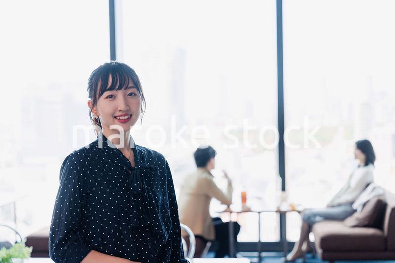 ホテルのラウンジフロアでリラックスをする女性