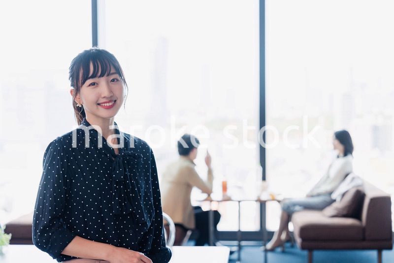 ホテルのラウンジフロアでリラックスをする女性