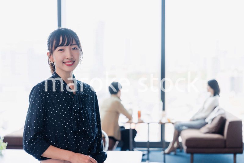 ホテルのラウンジフロアでリラックスをする女性