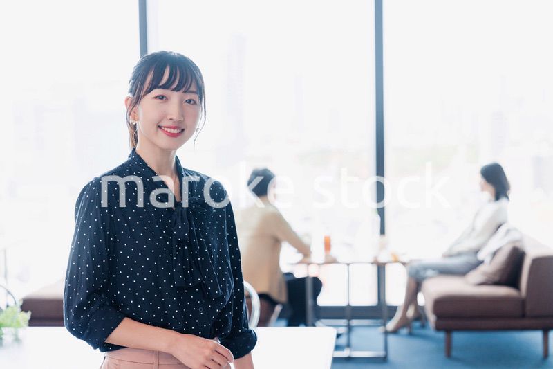 ホテルのラウンジフロアでリラックスをする女性