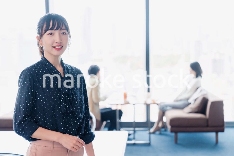 ホテルのラウンジフロアでリラックスをする女性