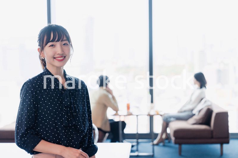 ホテルのラウンジフロアでリラックスをする女性