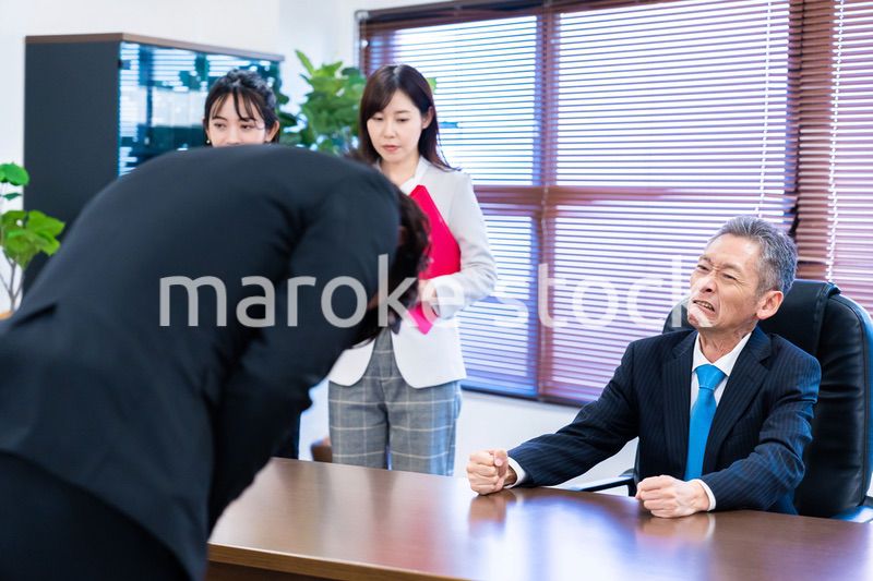 謝罪をするビジネスマン