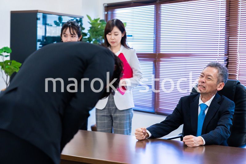 謝罪をするビジネスマン