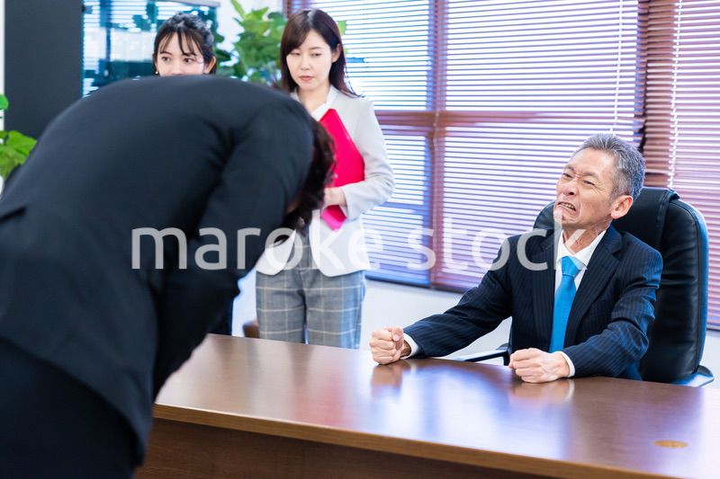謝罪をするビジネスマン