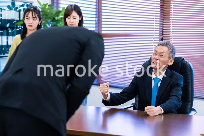 謝罪をするビジネスマン