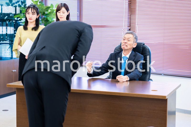 謝罪をするビジネスマン